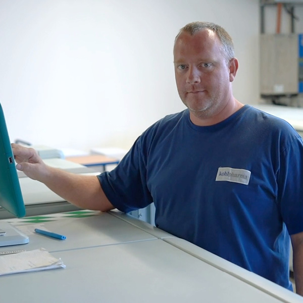 Drucker am Arbeitsplatz Mitarbeiter von kohlpharma arbeitet am Drucker mit einem Tablet.