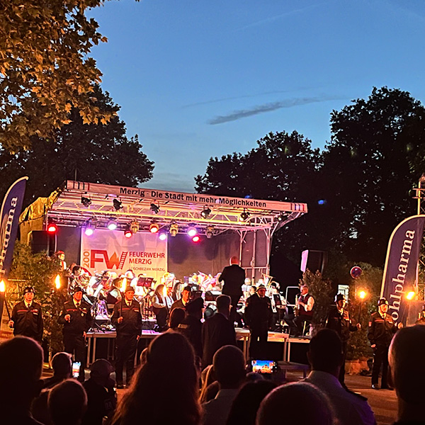 Feuerwehrfest Merzig Feuerwehrfest in Merzig mit Bühne und Menschenmenge bei Nacht Feuerwehrfest zeigt eine beleuchtete Veranstaltung.