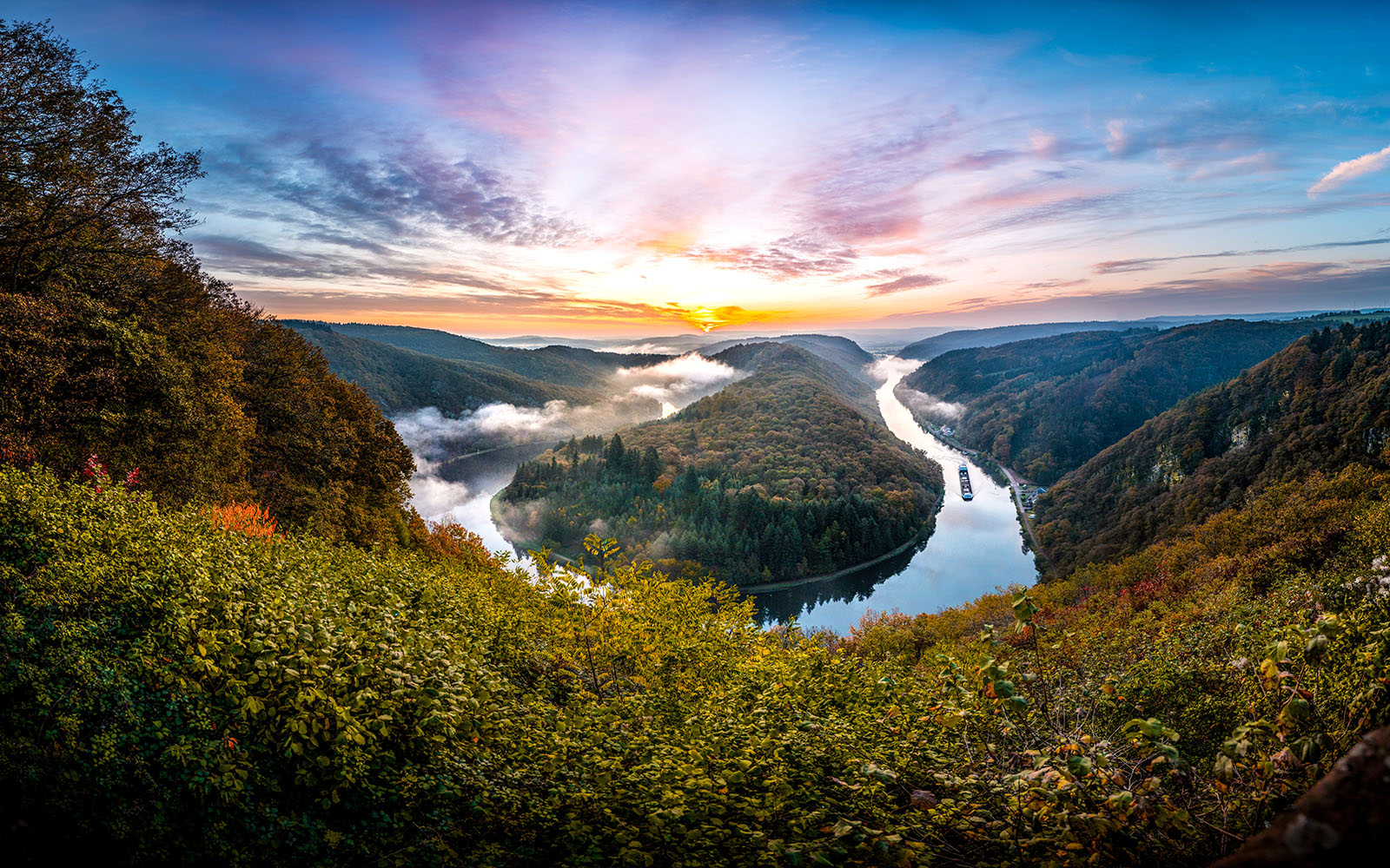 Saarschleife bei Sonnenaufgang Saarschleife bei Sonnenaufgang mit Nebel und Waldlandschaft