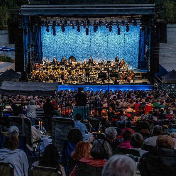 Konzert der Sponsoring Veranstaltung Orchester auf einer Bühne mit Publikum im Vordergrund bei Klassik am See in Losheim