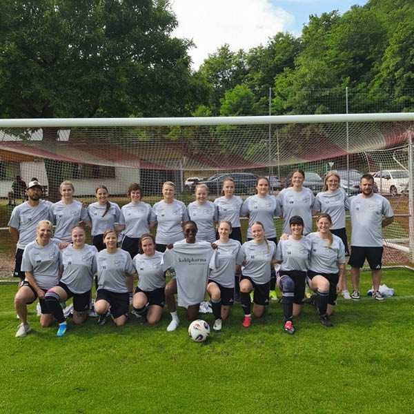 Teambildung bei Sponsoring Veranstaltung Frauen-Fußballmannschaft kohlpharma Sponsoring