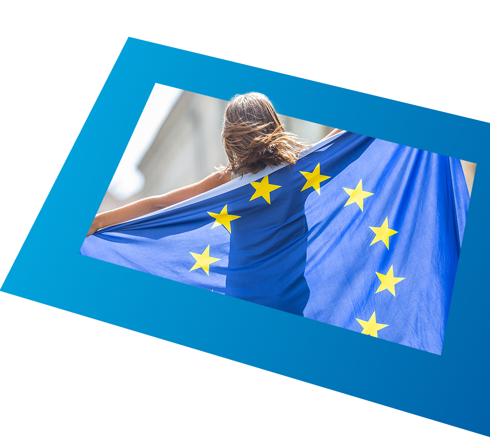 Europaflagge im Wind Eine Person hält die Europaflagge hoch mit gelben Sternen auf blauem Hintergrund.