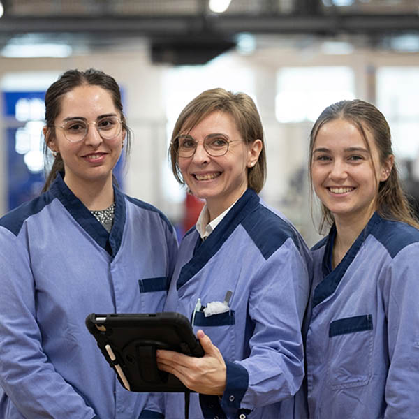 Produktion-Import-Arzneimittel Drei Frauen in Produktionskleidung bei kohlpharma