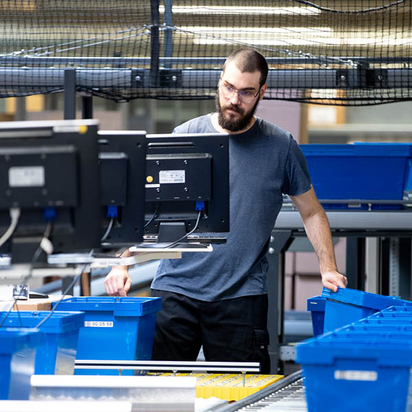 Kontroll-Lagerlogistik Arbeiten in der kohlpharma Logistik