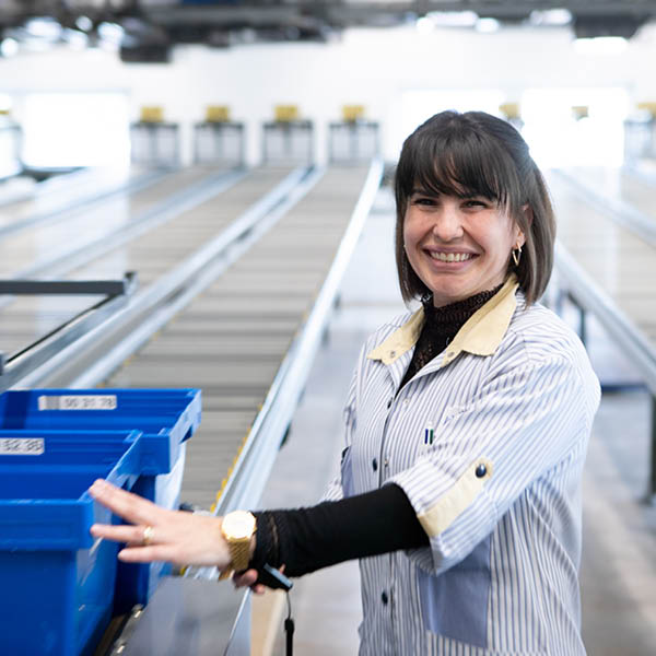 Versand-Importware Mitarbeiterin im Versand