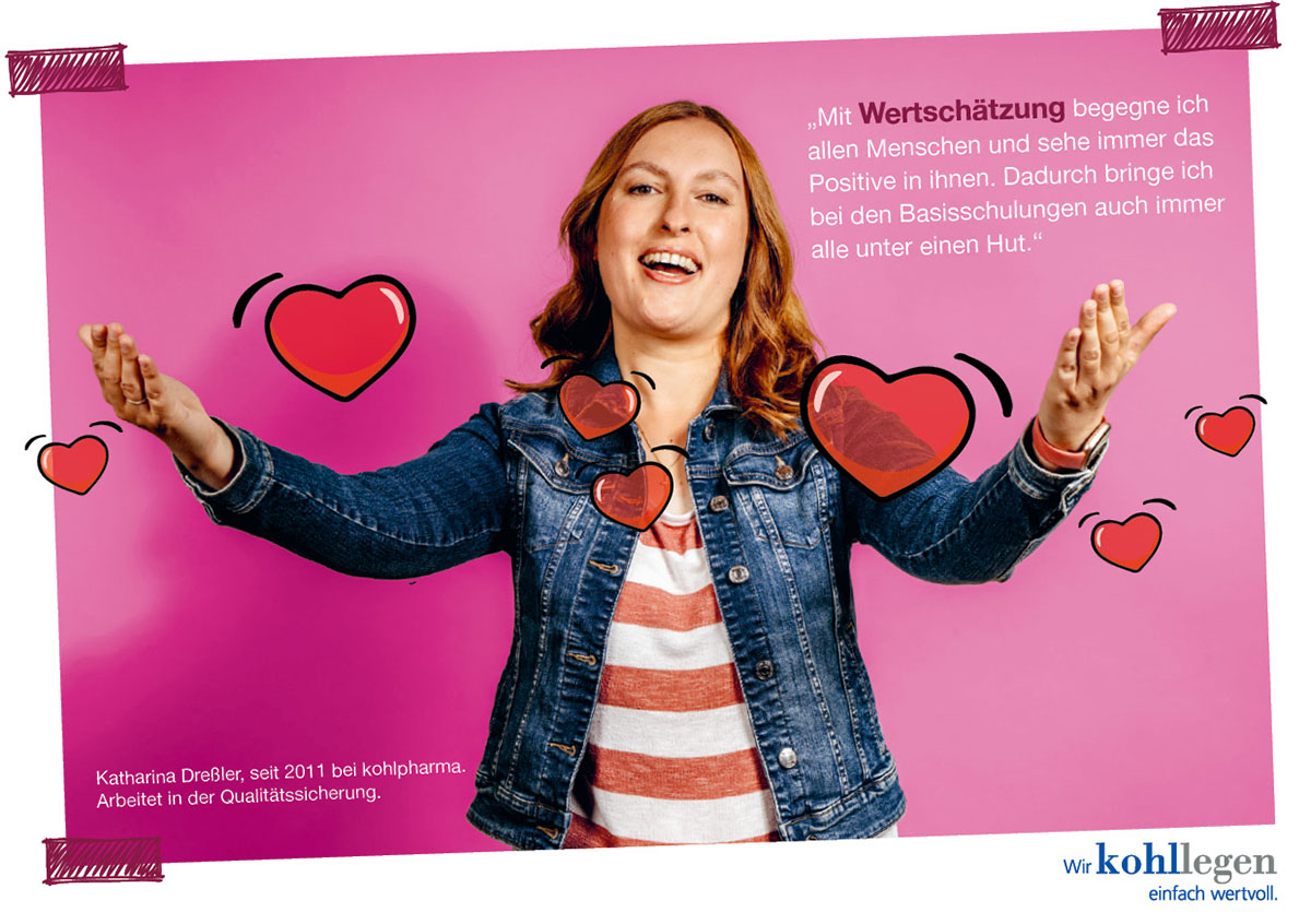 Katharina Dreßler in jeansjacke mit herzen um sie herum auf rosa hintergrund