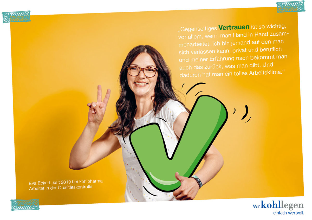 Eva Eckert zeigt ein Friedenszeichen und hält ein grünes Haken-Symbol vor einem gelben Hintergrund.