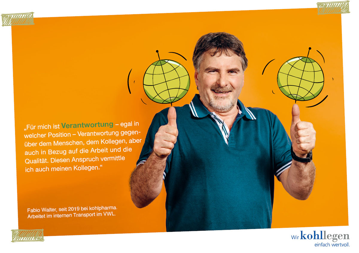 Fabio Walter zeigt Daumen hoch vor orangefarbenem Hintergrund mit Globen.