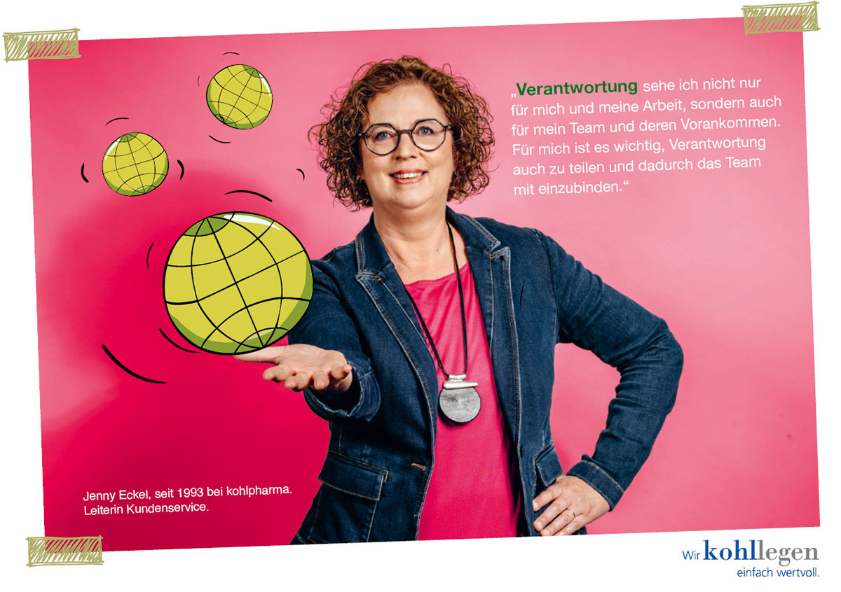 Jenny Eckel gestikuliert mit einer Hand und hält Globen in der Luft vor einem rosa Hintergrund.