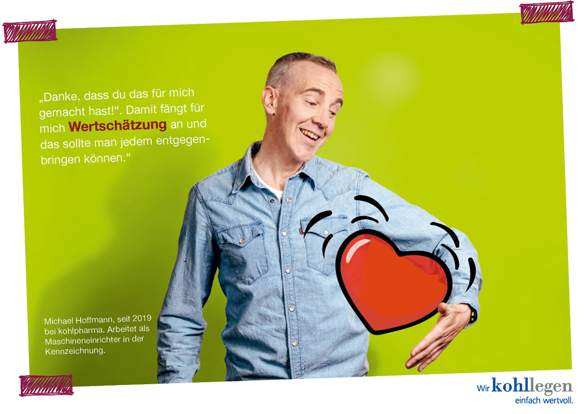 Michael Hoffmann hält eine rote Herzillustration vor grünem Hintergrund mit Textzitaten.