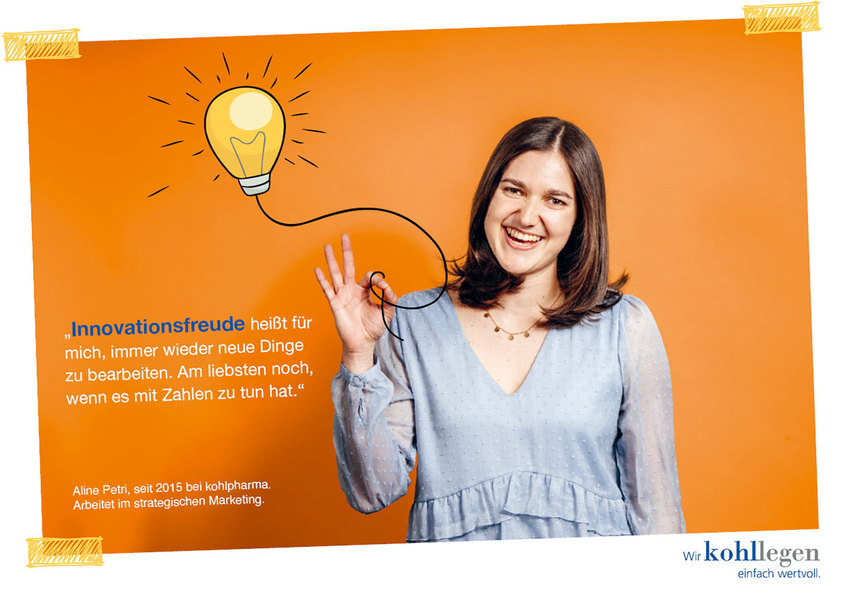 Aline Petri zeigt ein O-Kay-Zeichen vor orangefarbenem Hintergrund mit einer Gluehbirne.