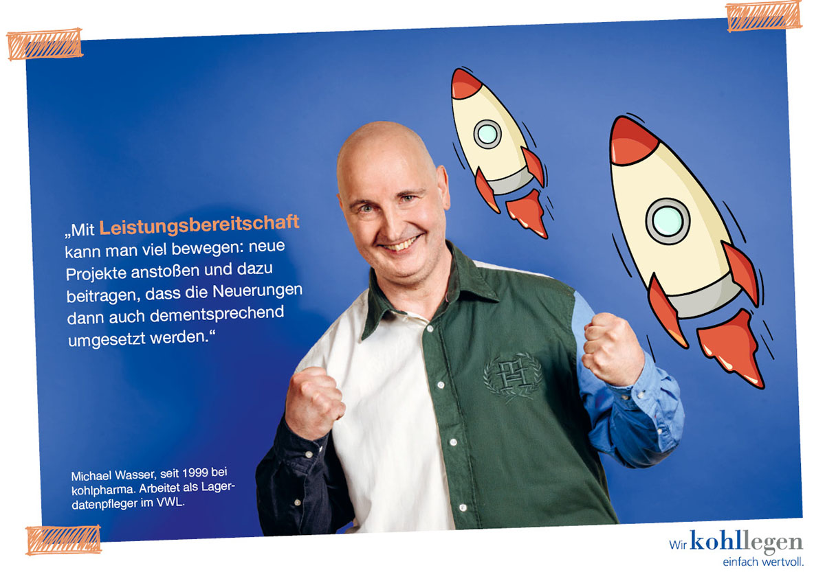 Michael Wasser zeigt Fauste vor blauem Hintergrund mit Raketen.